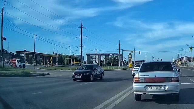 Гонщик создал опасную ситуацию на дороге в Краснодаре.