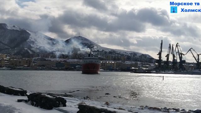 Заход дизель-электрохода Сахалин-9 в акваторию Торгов?