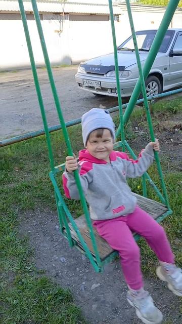 С дочей гуляем, наслаждаемся хорошей погодой
