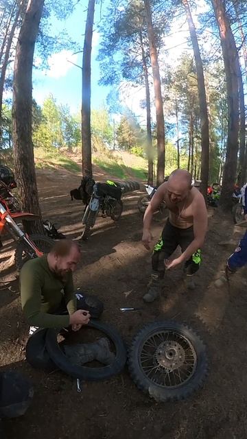 качает камеру