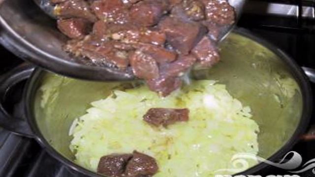 Жаркое из говядины с чечевицей и красным вином