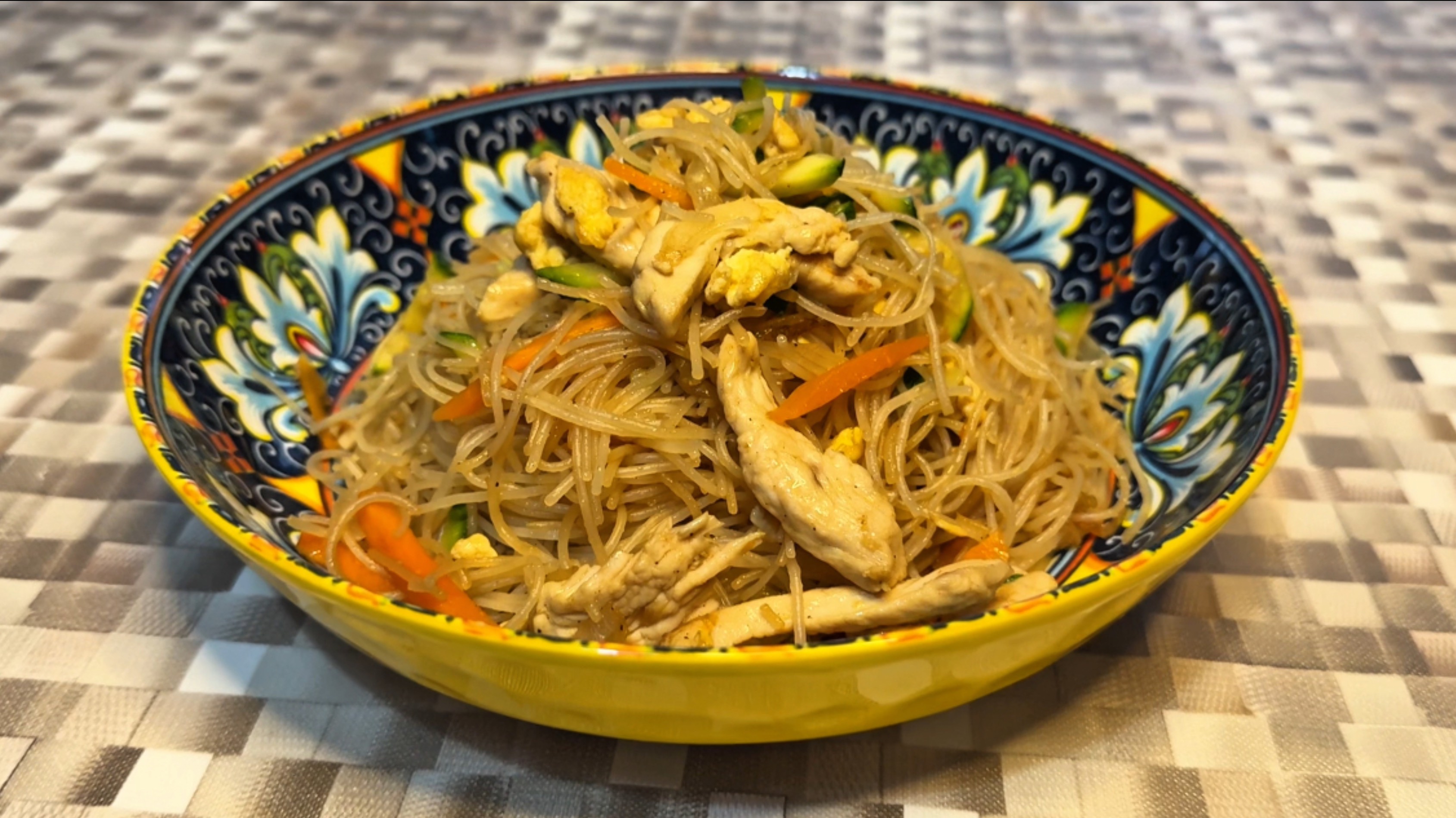 КИТАЙСКАЯ РИСОВАЯ ЛАПША С ЯЙЦОМ, КУРИЦЕЙ И ОВОЩАМИ