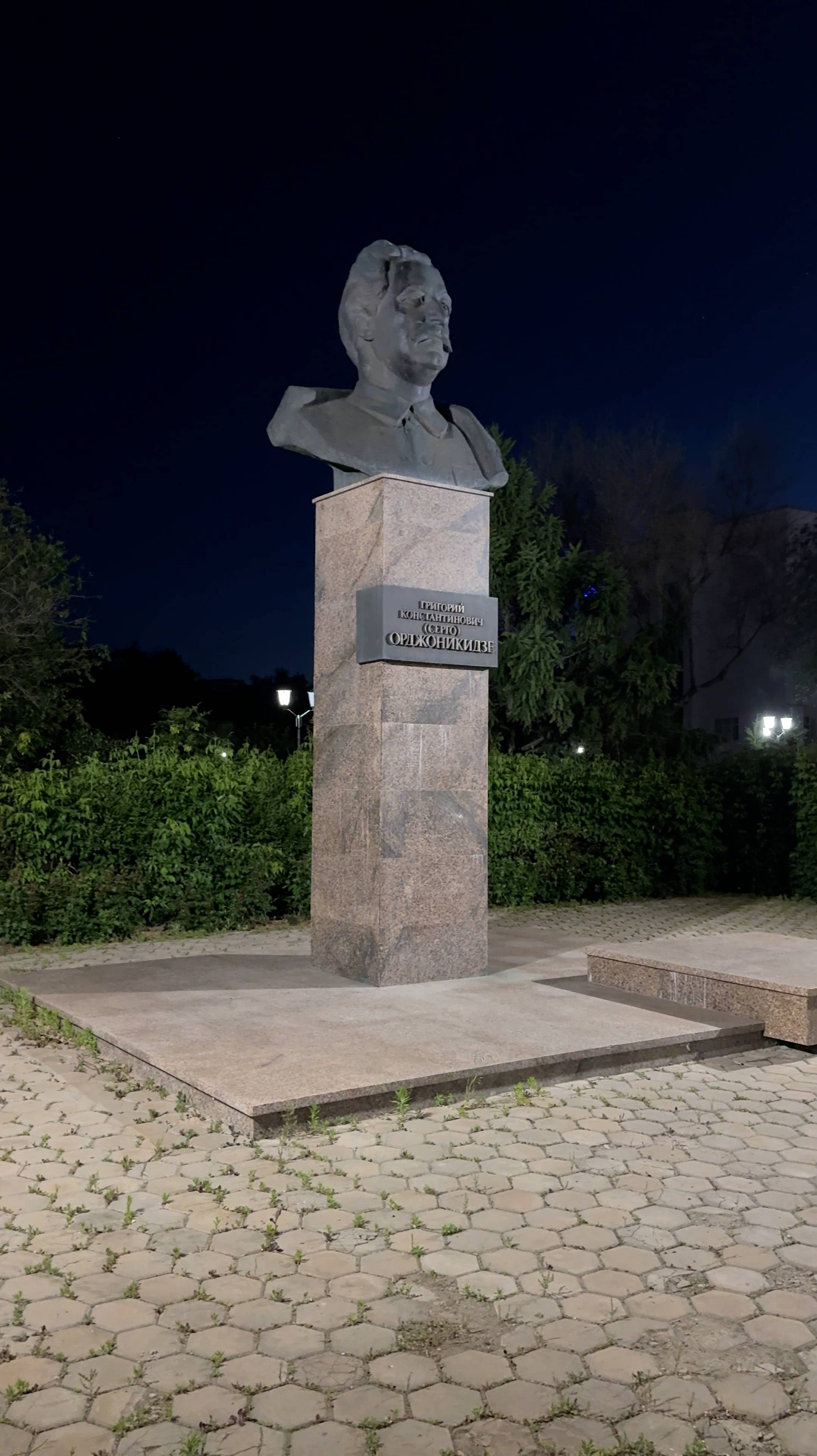 #Панорама Оренбурга - #Памятник Григорию Константиновичу (#Серго) #Орджоникидзе / #оренбург #сквер