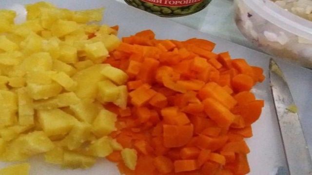 Салат мясной с горошком