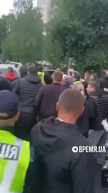 Каменец-Подольский. Толпа из 100 (!) человек остановила автомобиль ТЦК. Подробности в описании!