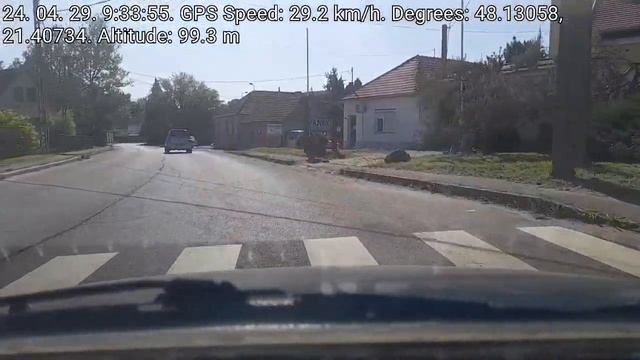 Van aki nem ismeri a táblákat! Ha az út kanyarodik, nem te, akkor nem kell irányjelző! Ez egyszerű!