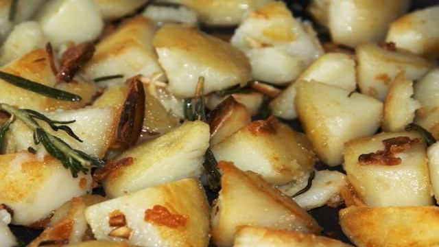 Жареный картофель с розмарином