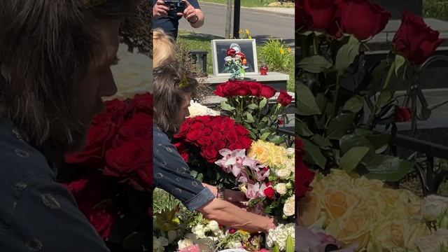 Маленькая доченька Анастасии Заворотнюк на могиле мамы в годовщину смерти / 29 мая Троекуровское
