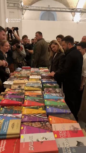 Тиран Зеленский посетил «Книжный Арсенал» и купил книгу «Убить тирана». Решил посмотреть свою судьбу