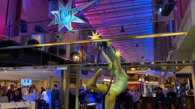 Красивая гимнастка танцует с обручем. Beautiful gymnast on a cruise