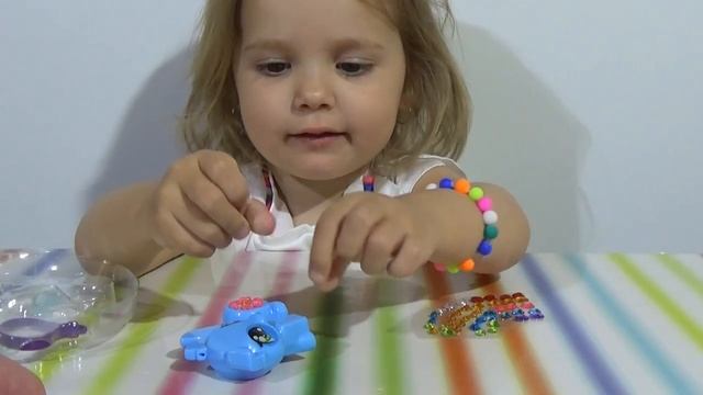 Мисс Кэйти (Miss Katy)  - Кэти украшает игрушку блестящими наклейками
