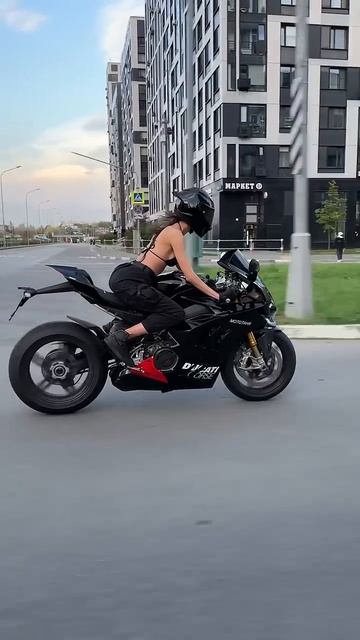 пересела НА ЧЕРНЫЙ мотоцикл 🖤