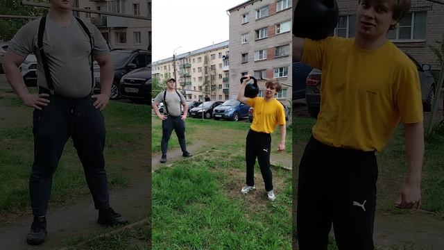 Поднимаем гирю с Никитой.