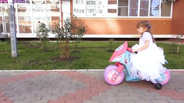 Ева как принцесса собралась на бал Eve as a princess gathered for the ball
