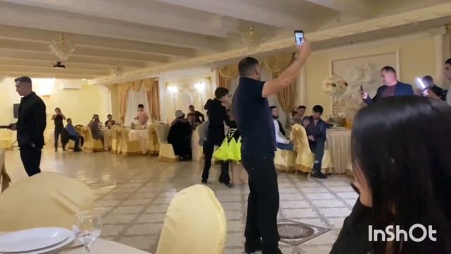 Русская пара  танцует на таджикской свадьбе