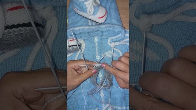 Как вязать спицами пинетки кеды 1часть