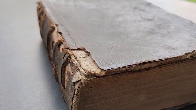 Как я нашел редкую книгу, бинокль и медали на барахолк?