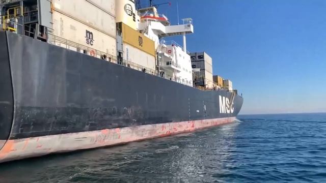 Лоцманский катер подходит к контейнеровозу. Pilot boat approa