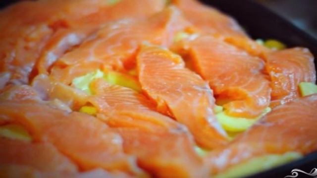 Форель, запеченная с картофелем