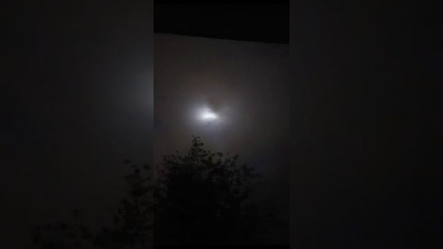 Неизвестные источники света в ночном небе