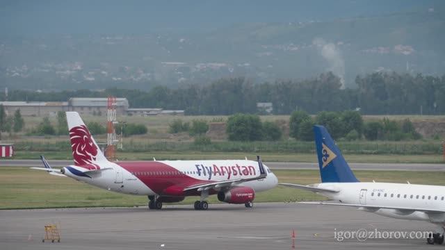 Эйрбас А320 авиакомпании Fly Arystan на рулении перед вылетом в аэропорту Алматы.