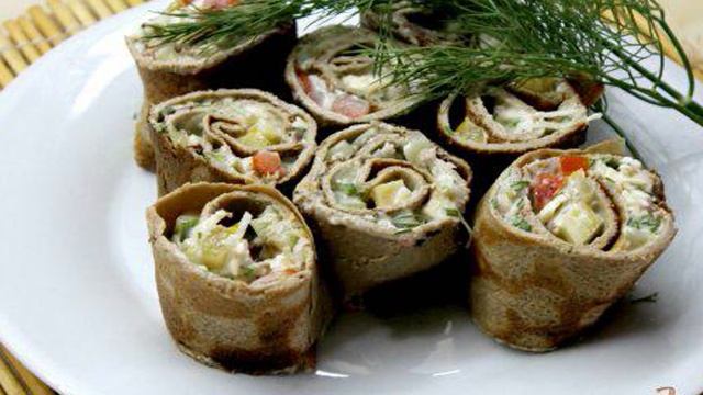 Печеночные блины с начинкой из овощей и сыра