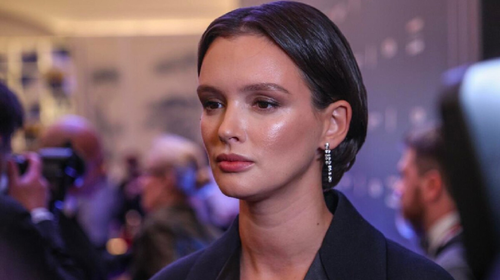 Паулина Андреева позировала в короткой юбке на светском рауте.