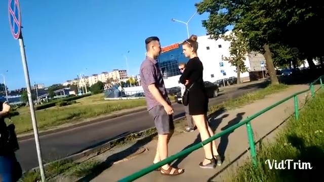 Целует незнакомых девушек