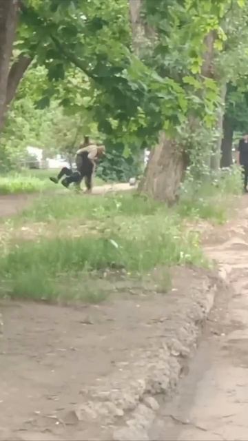ТЦКшник душит парня.