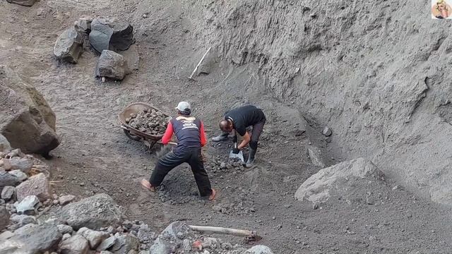 Строительство, один из рабочих дней в карьере, вулкан Мерапи
