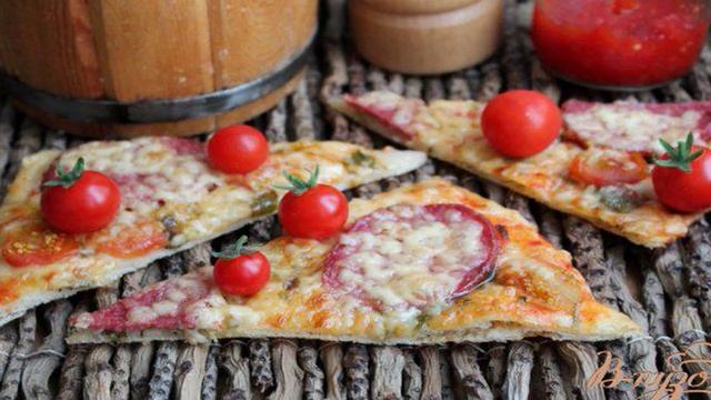 Пицца с колбасой каперсами и помидорами