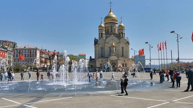 Сухой фонтан на площади и Спасо-Преображенский кафедральный собор в г. Владивосток_20220510_131227