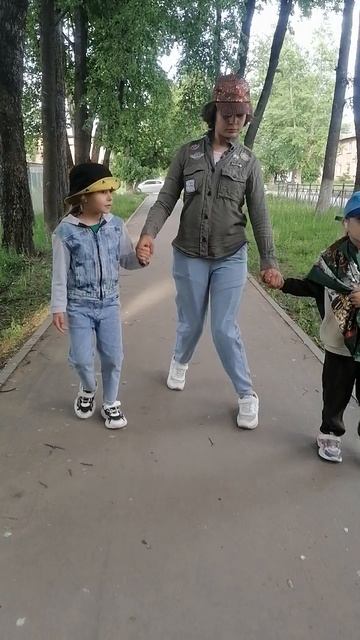 Помогают старшей