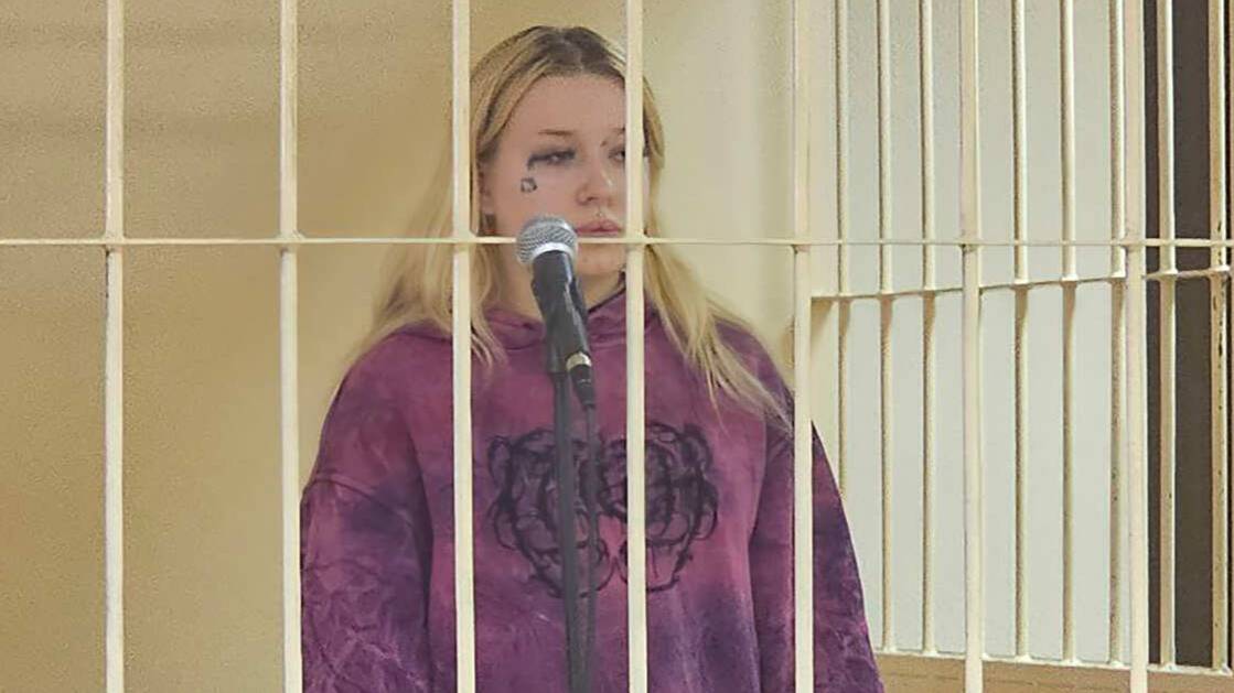 Блогершу арестовали на два месяца за надругательство над паспортом РФ