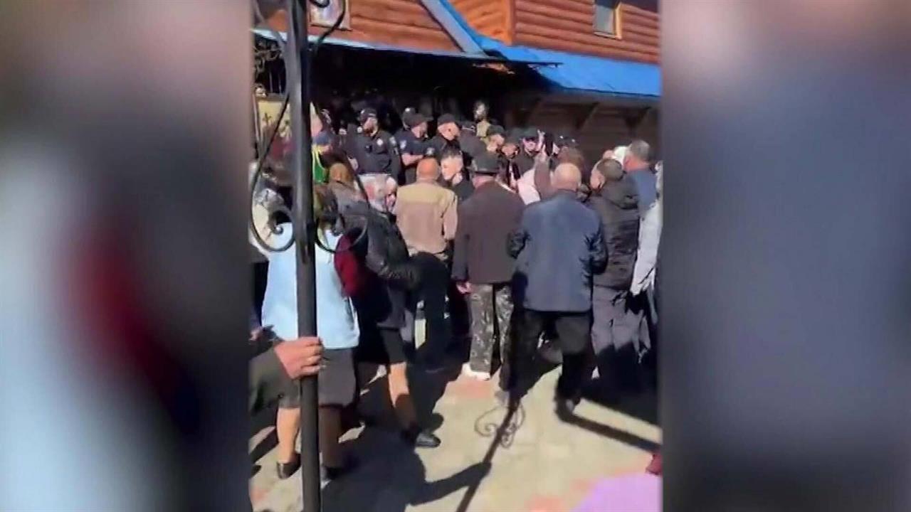 В Черновицкой области раскольники ворвались на территорию одного из храмов