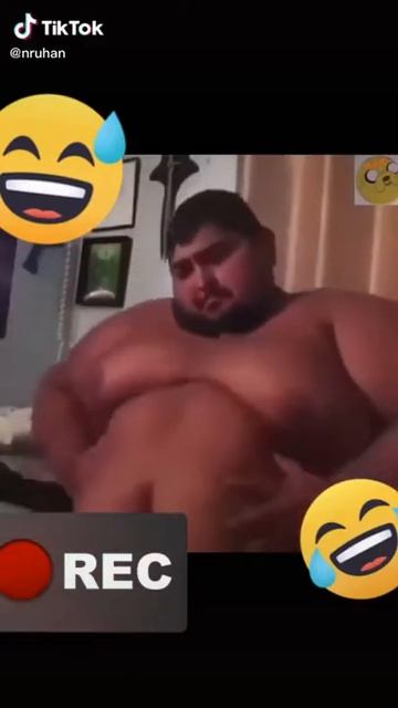 У этого парня сиська в размер моей головы