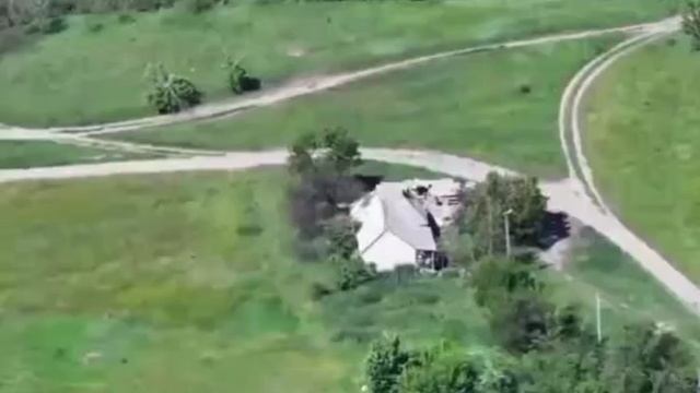 ‼️🇷🇺💥Ударный вертолёт ВКС красиво разнёс в пыль пункт с операторами БПЛА, поддерживая наступление