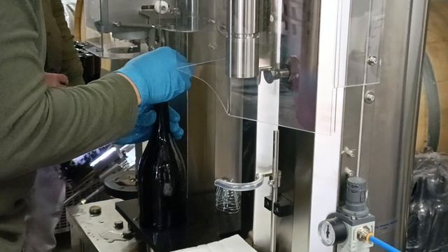 Полуавтоматический аппарат укупора бутылки