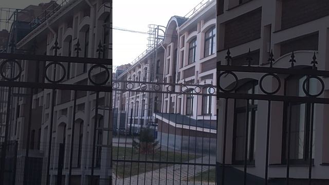 Старинные, чугунные крепёжные элементы на фасаде фабрики в Павловском Посаде