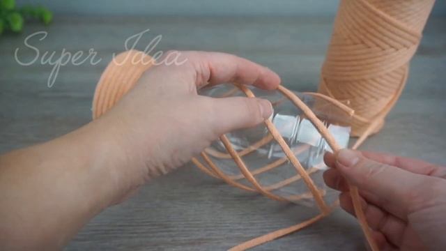 Из пластиковой бутылки сделала оригинальный декор св?