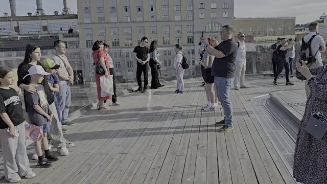 Гуляю по навесному мосту в Зарядье