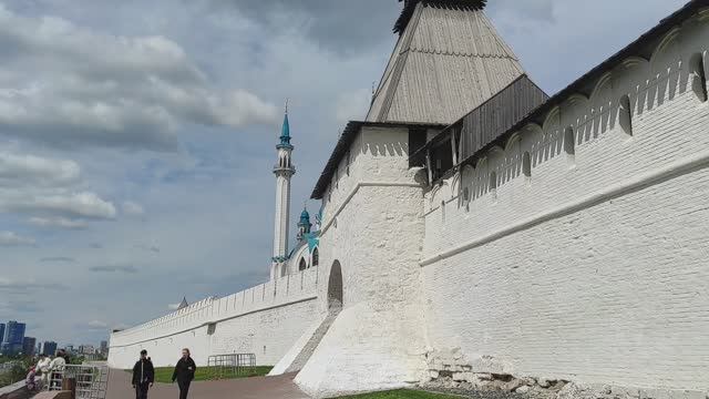 Казань. Прогулка вдоль кремлёвских стен к набережной.