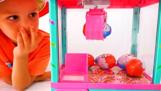 Влад и Никита играют с игрушечной машинкой с сюрпризами