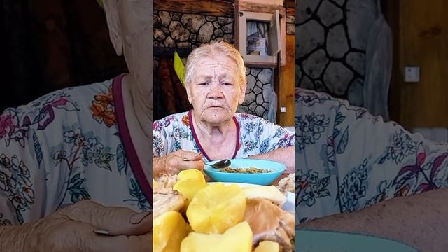 КАК МАМКА У НАС СТОЛОВЫВАЕТЬСЯ.
