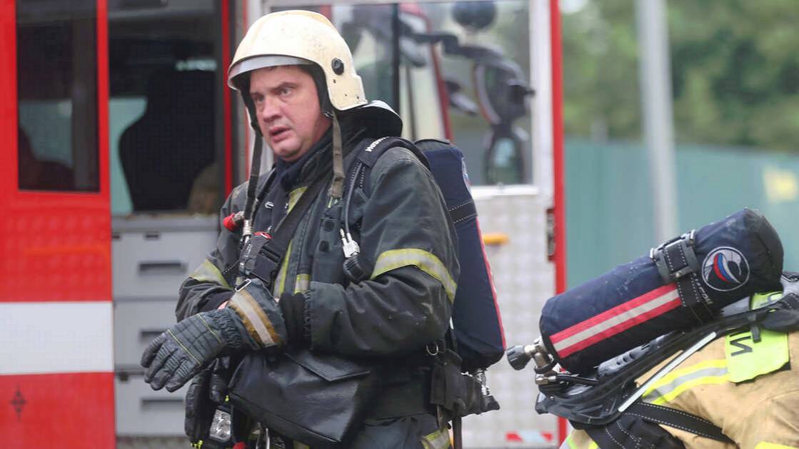Пожар на площади 1,5 тыс. "квадратов" вспыхнул в здании в Красноярске