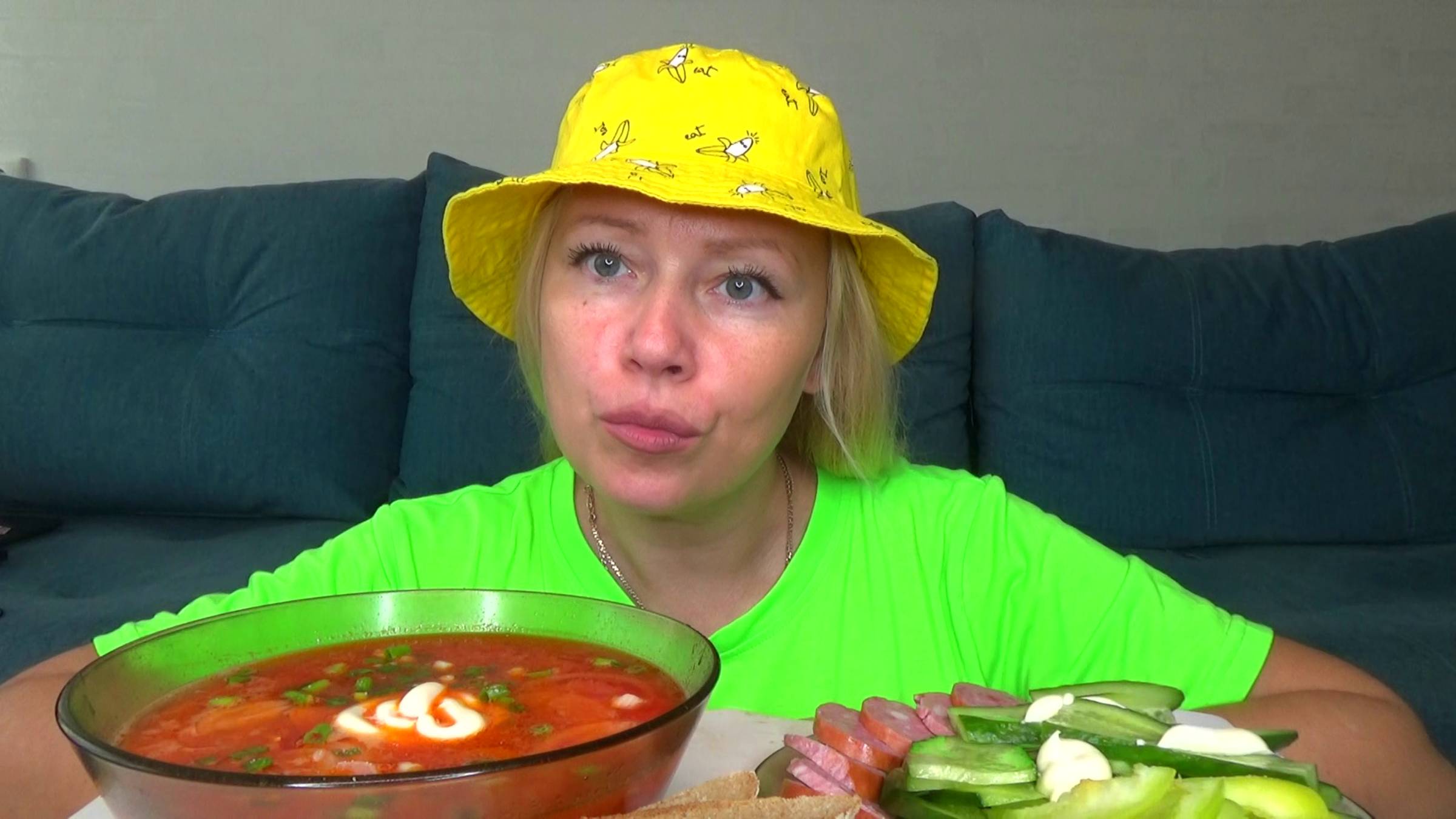 Мукбанг борщ наивкуснейший, овощи, колбаса. Еда на камеру.