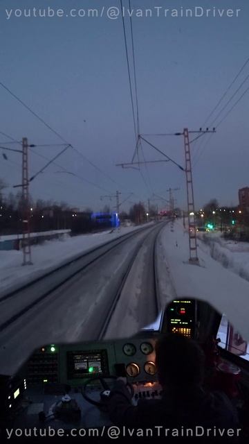 Влетаем в спящий город 😴 с пассажирским на электровозе ЭП1