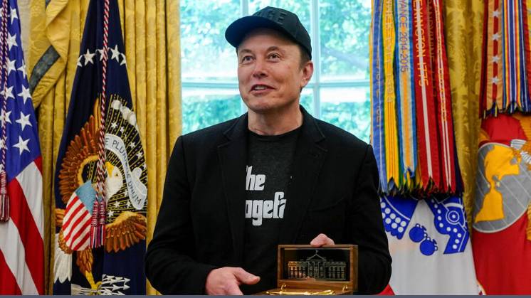 Трамп подарил Маску золотой ключ от Белого дома в честь его ухода из DOGE