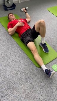 Внутренняя ротация плеча лежа на спине с гантелей