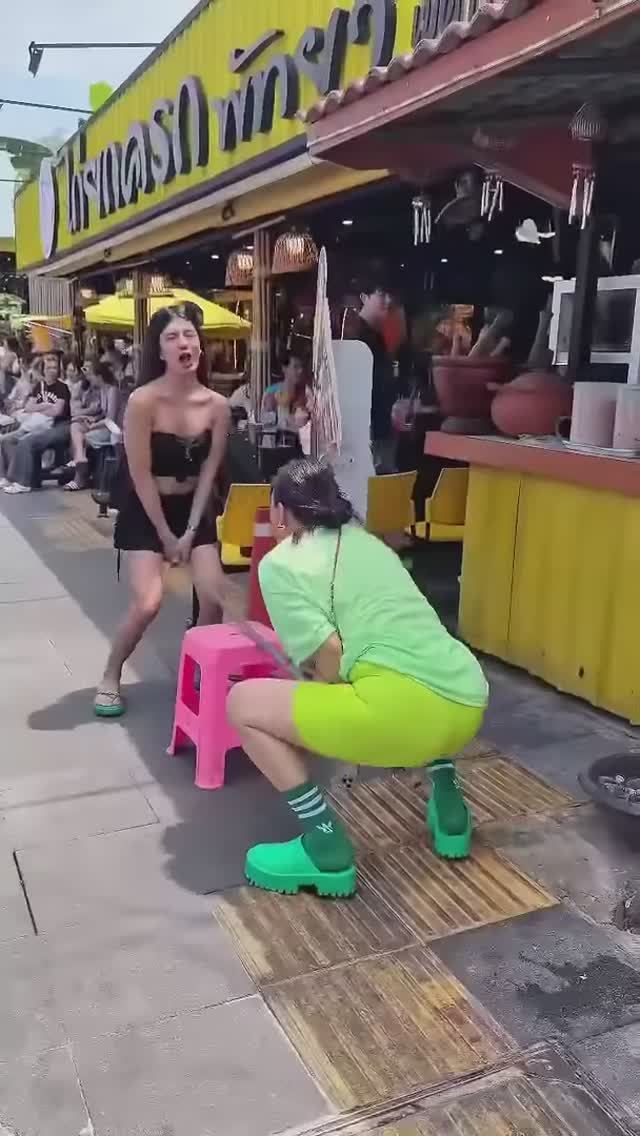 Давай покачаемся на качелях!😂